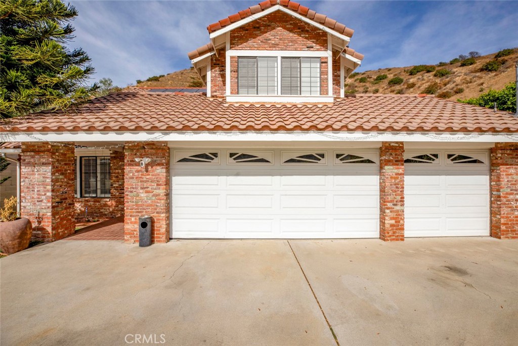A property available for sale at 9653 La Tuna Canyon Road, Sun Valley, CA 91352.