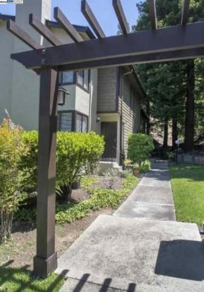 A property available for sale at 1069 Cedar Ct, Crockett, CA 94525.