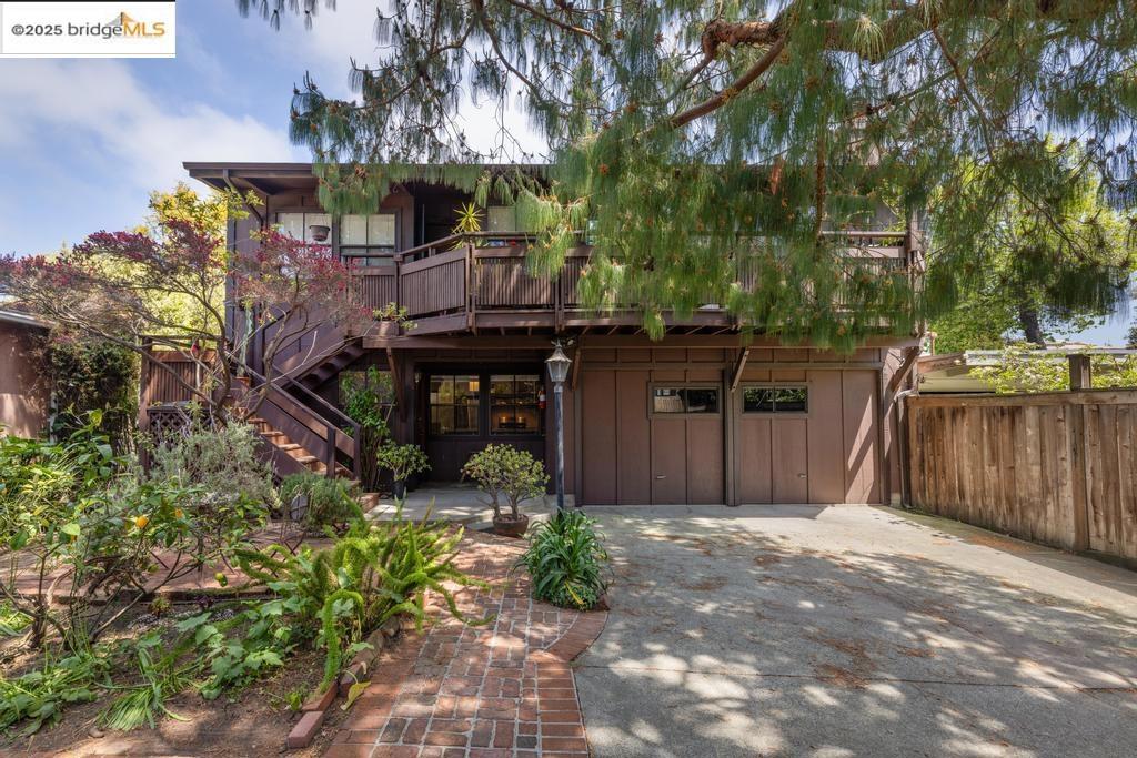 A property available for sale at 2915 Benvenue Ave APT C, Berkeley, CA 94705.