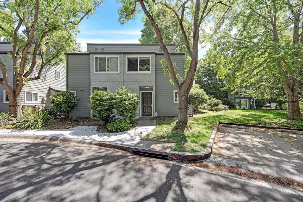 A property available for sale at 127 Temescal Cir, Emeryville, CA 94608.