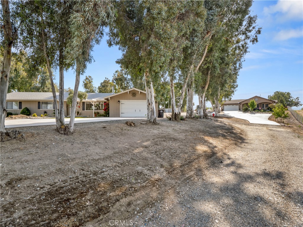 A property available for sale at 17324 17328 Bonita Road, Madera, CA 93636.