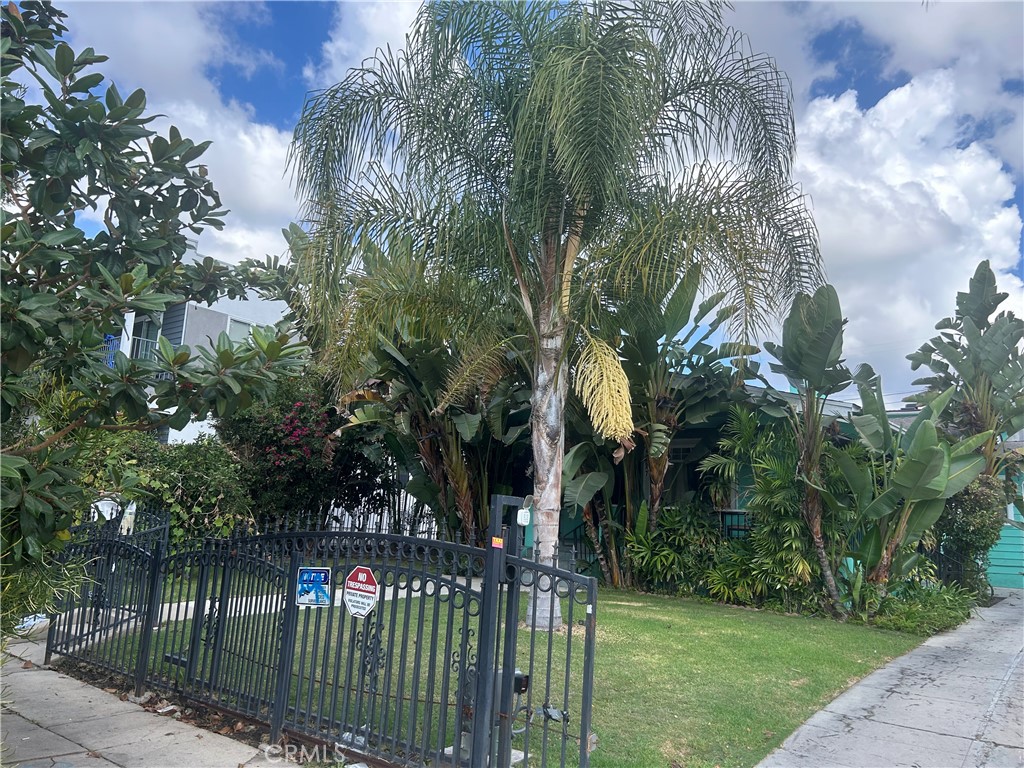 A property available for rent at 4727 Oakwood Avenue, Hancock Park, CA 90004.