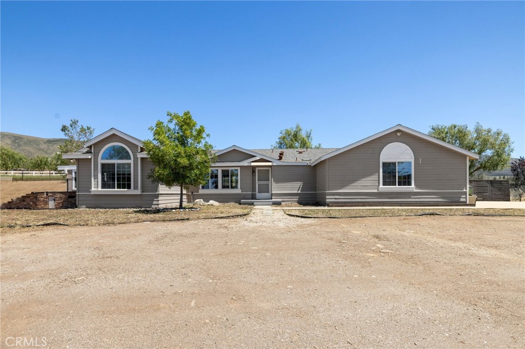 A property available for sale at 9259 Sierra HWY, Agua Dulce, CA 91390.