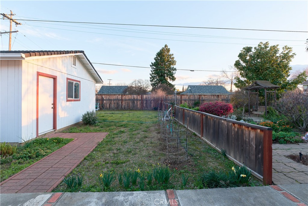 A property available for sale at 142 S Lassen Street, Willows, CA 95988.