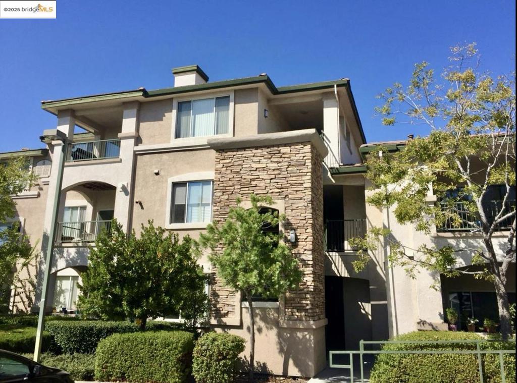 A property available for sale at 701 Gibson DR #828, Roseville, CA 95678.
