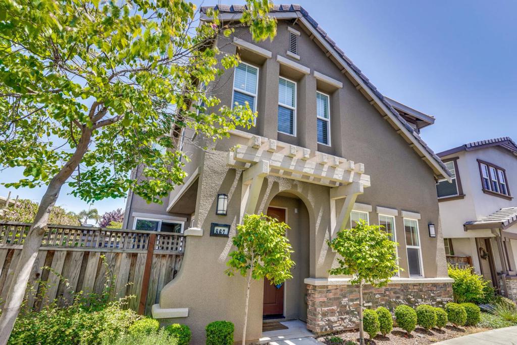 A property available for sale at 867 Maple Place, East Palo Alto, CA 94303.