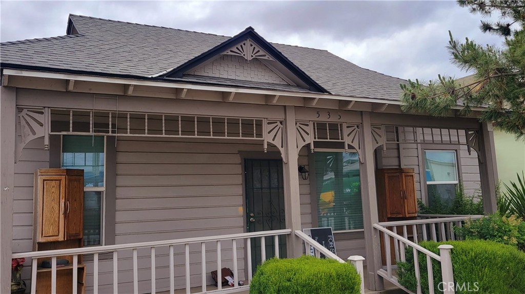 A property available for sale at 533 S Kaweah Avenue, Exeter, CA 93221.