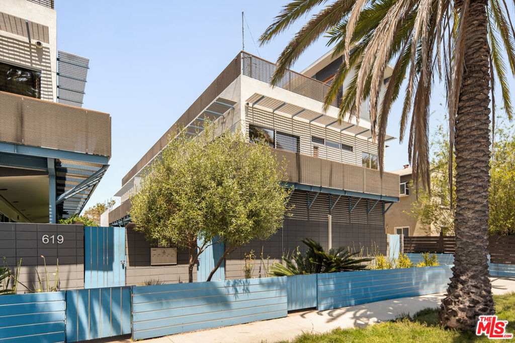 A property available for sale at 621 San Juan Avenue B, Venice, CA 90291.