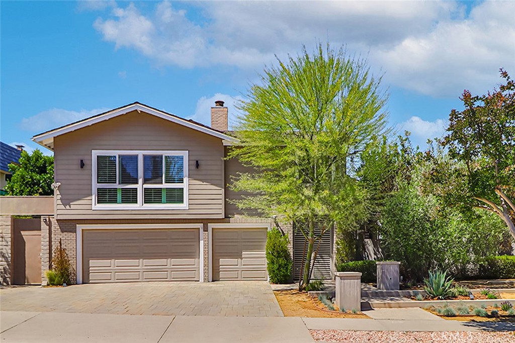 A property available for sale at 17141 Superior Street, Northridge, CA 91325.