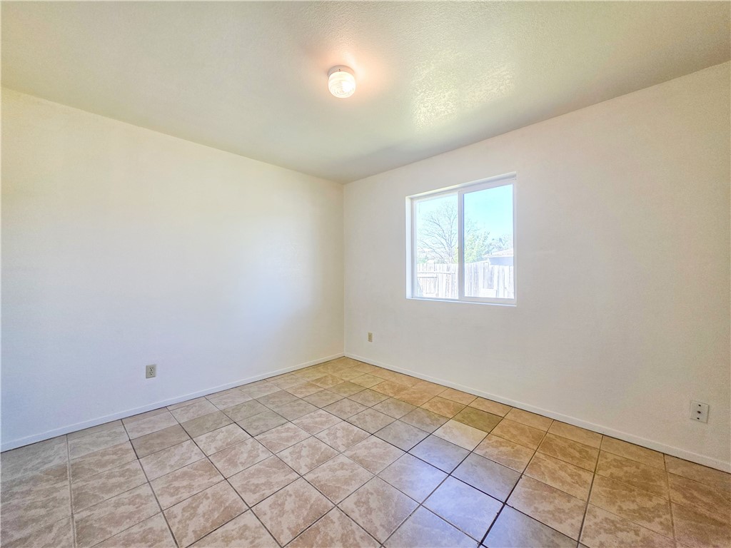 A property available for sale at 933 Campbell Avenue, Yreka, CA 96064.