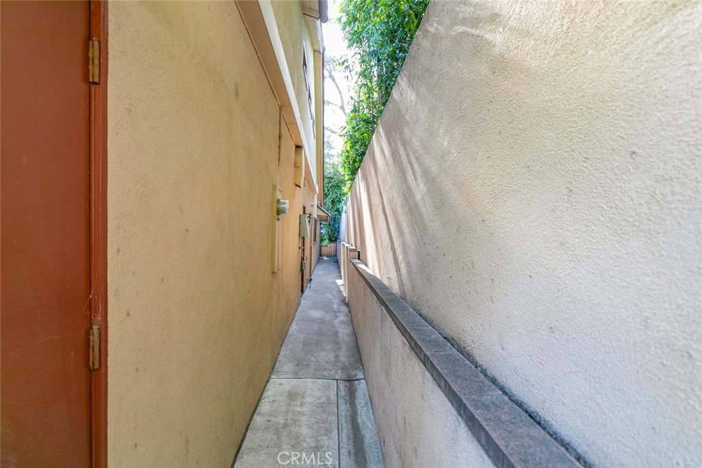 A property available for sale at 1558 Hillcrest Avenue, Glendale, CA 91202.