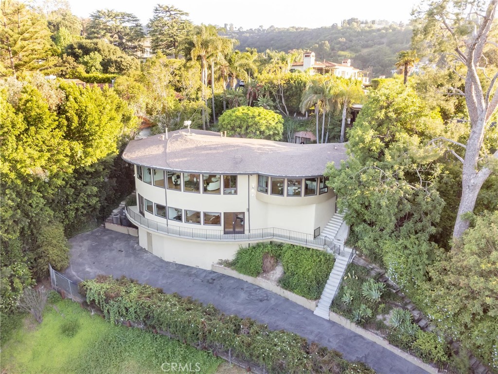 A property available for sale at 3828 Alomar Drive, Sherman Oaks, CA 91423.