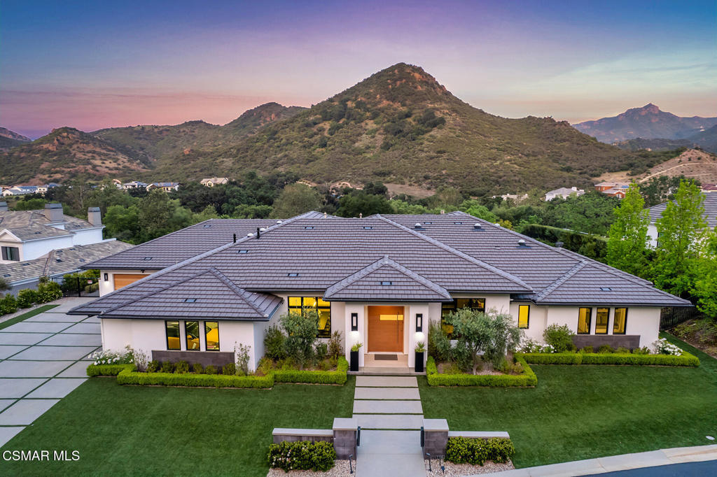 A property available for sale at 2786 Queens Garden Drive, Thousand Oaks, CA 91361.