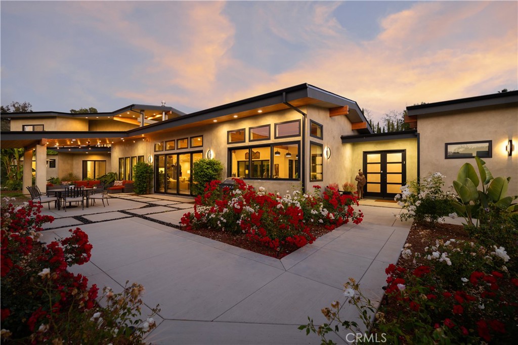 A property available for sale at 1088 Via Conca Doro, Vista, CA 92084.
