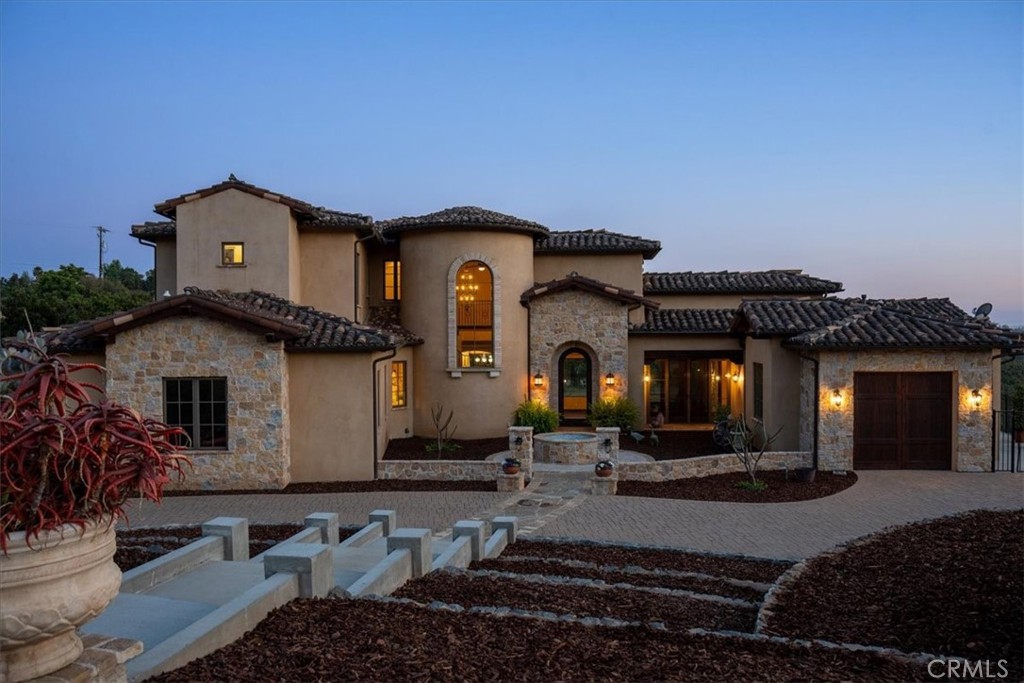 A property available for sale at 1470 Via Chaparral, Fallbrook, CA 92028.