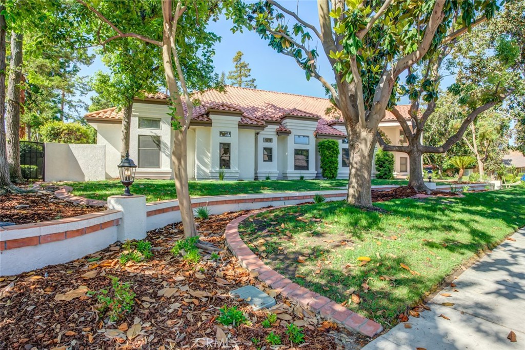 A property available for sale at 7509 Calle Sagrada, Bakersfield, CA 93309.