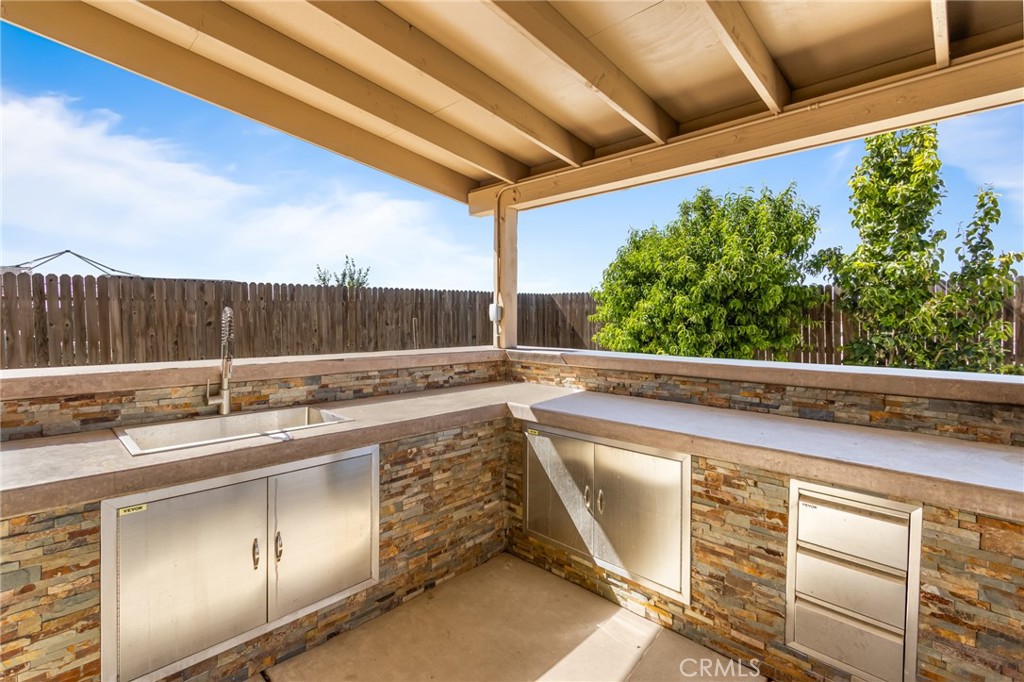 A property available for sale at 522 Sansoni Street, Los Banos, CA 93635.