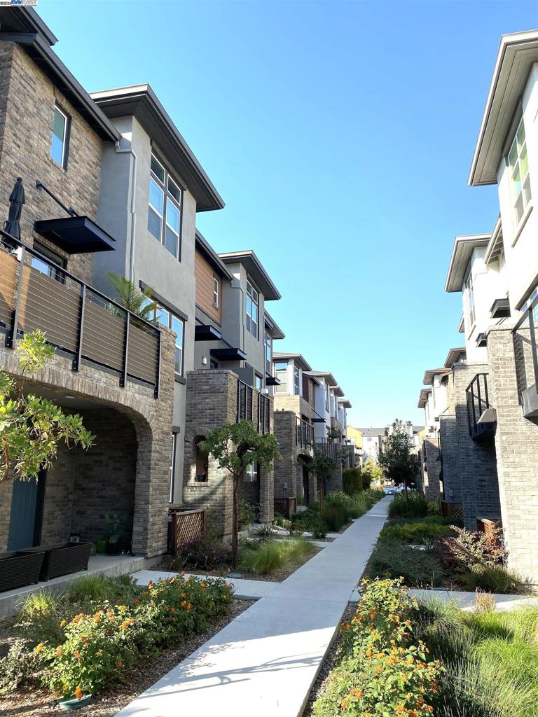A property available for sale at 542 Santa Maria Ter 5, Sunnyvale, CA 94085.
