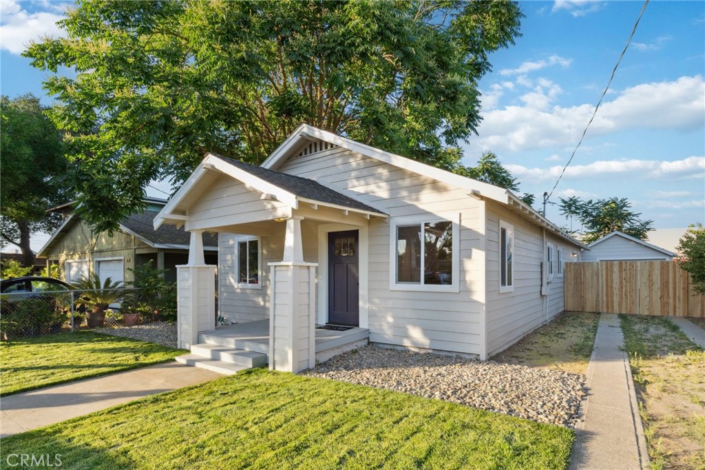 A property available for sale at 325 N 3rd Avenue, Oakdale, CA 95361.