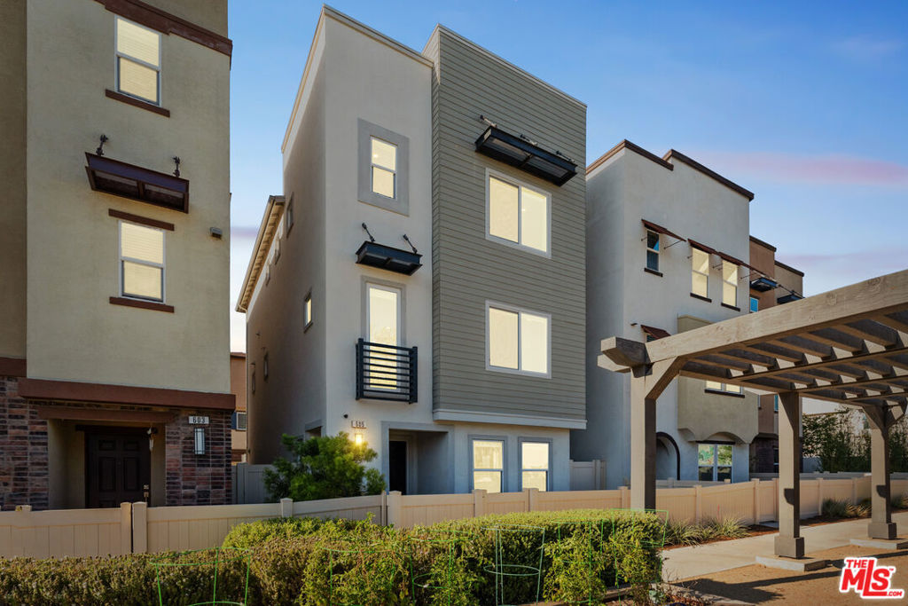 A property available for sale at 605 Daniel Freeman Circle, Inglewood, CA 90301.
