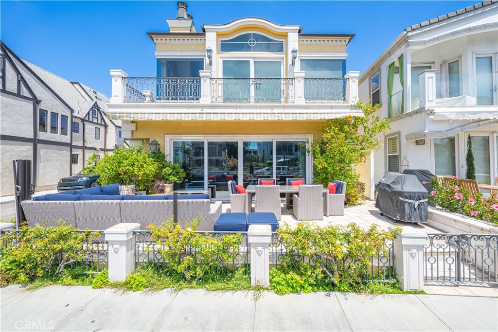 A property available for sale at 59 Rivo Alto Canal, Long Beach, CA 90803.