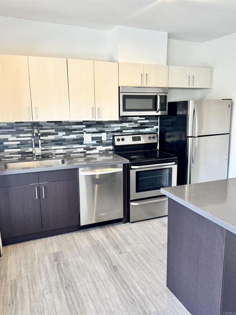 A property available for rent at 7224 Hillside Avenue 32, Hollywood, CA 90046.