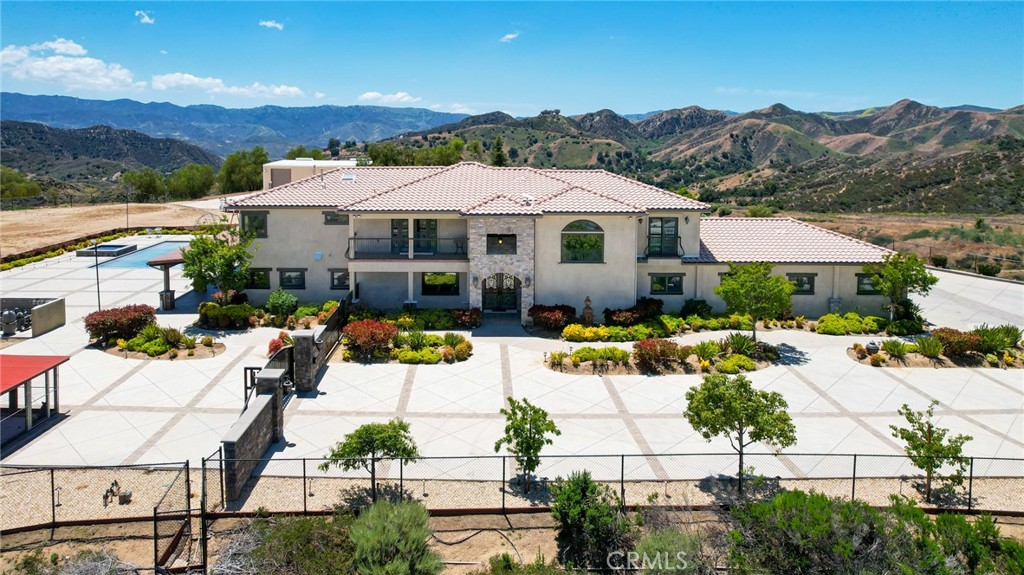 A property available for sale at 29732 Arroyo Oak Lane, Castaic, CA 91384.