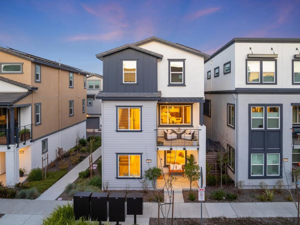 A property available for sale at 2815 Crusader, Alameda, CA 94501.