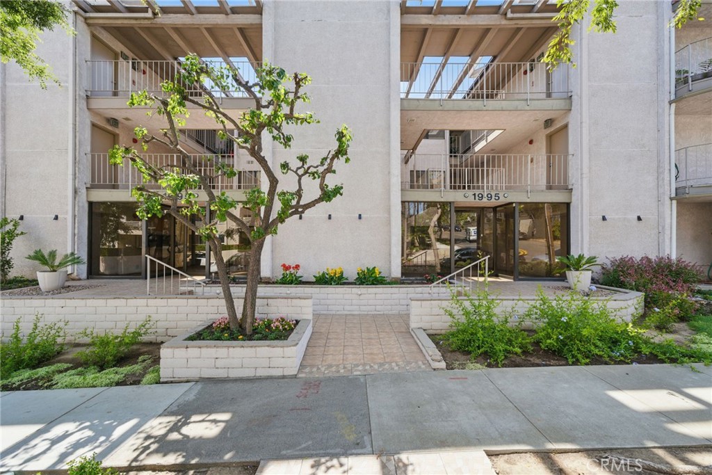A property available for sale at 1995 Molino Avenue 301, Signal Hill, CA 90755.