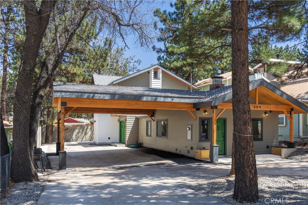 A property available for sale at 259 Victoria Lane, Sugarloaf, CA 92386.