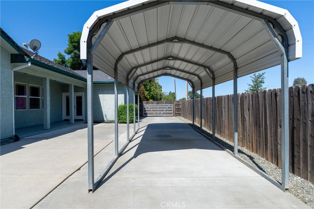 A property available for sale at 1095 Glenwood Lane, Willows, CA 95988.