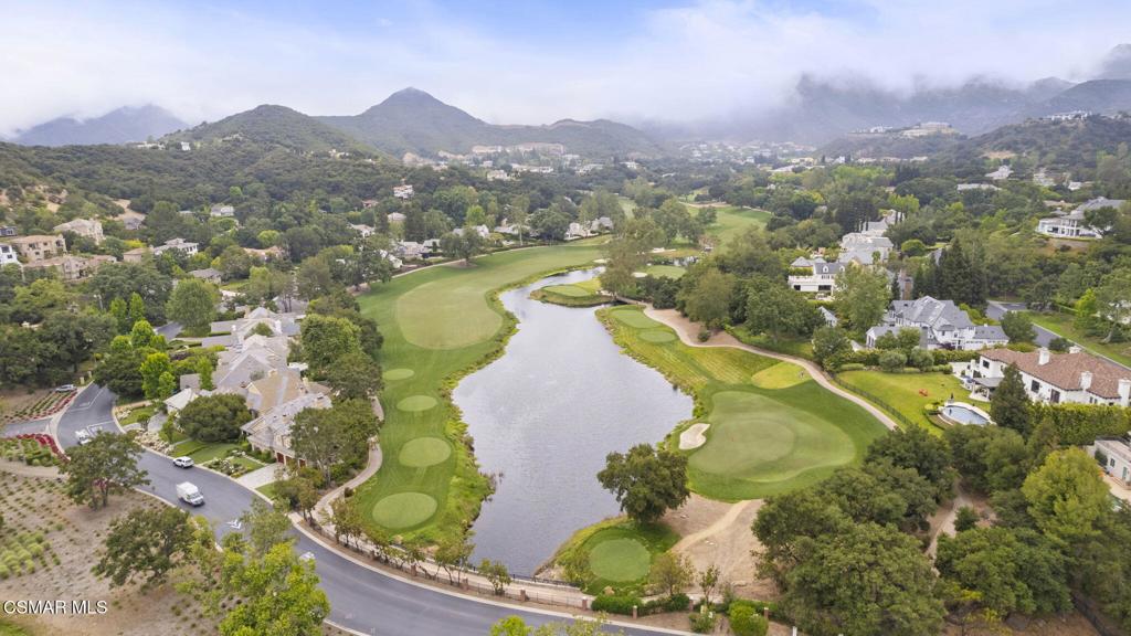 A property available for sale at 82 Queens Garden Drive, Thousand Oaks, CA 91361.