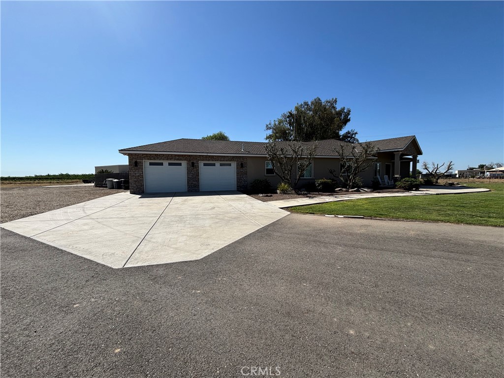 A property available for sale at 169 S 6th Avenue, Kingsburg, CA 93631.