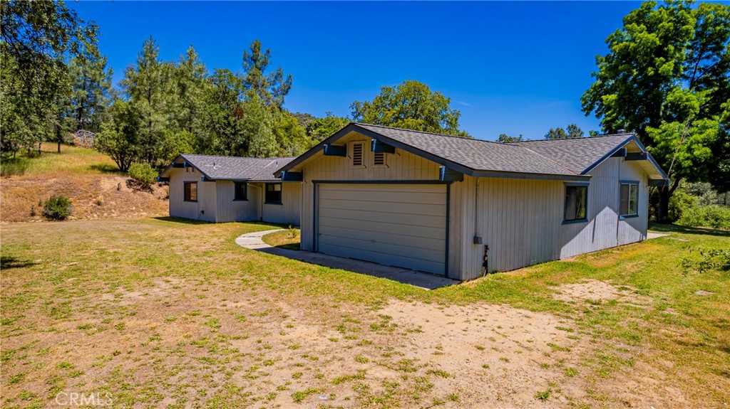 A property available for sale at 47457 Road 620, Oakhurst, CA 93644.