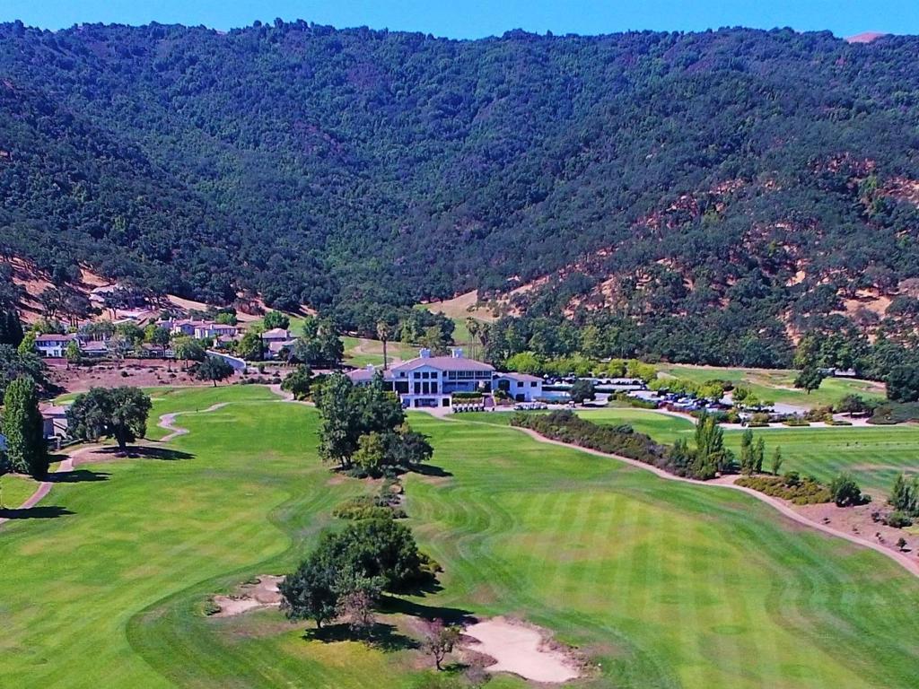 A property available for sale at 2555 Muirfield Way, Gilroy, CA 95020.