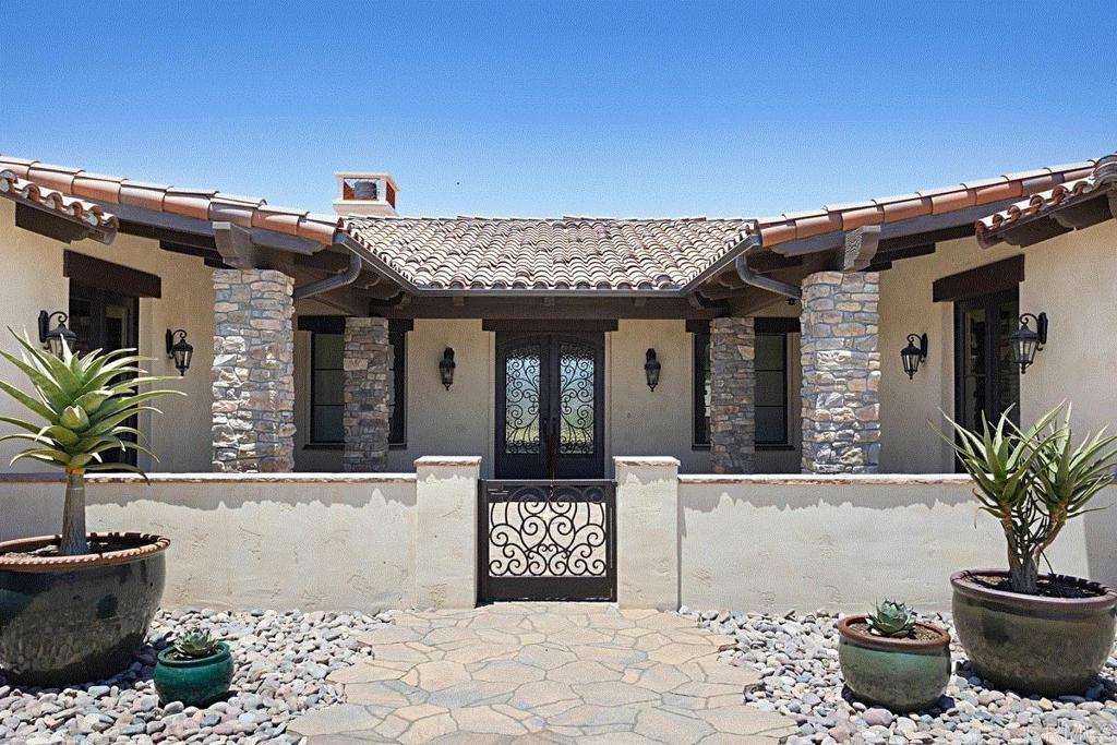 A property available for sale at 1010 Willowcreek Lane, Fallbrook, CA 92028.