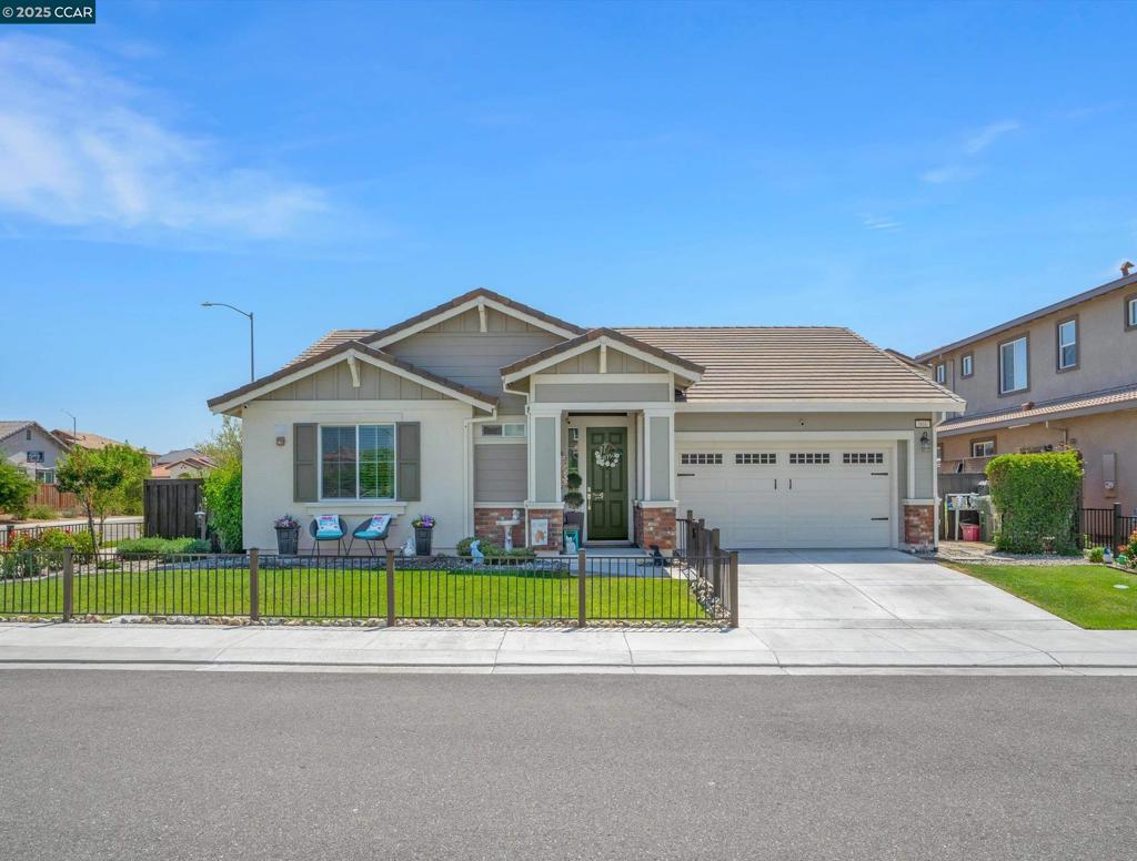 A property available for sale at 901 Goldfinch Cir, Vacaville, CA 95688.