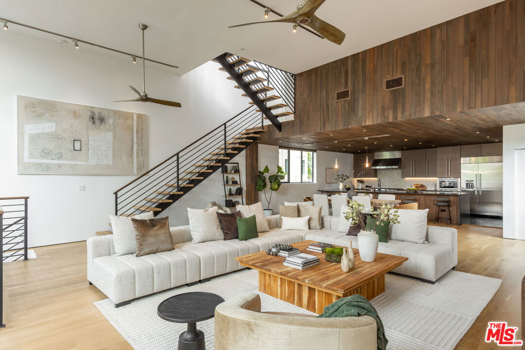 A property available for sale at 520 Broadway Street, Venice, CA 90291.
