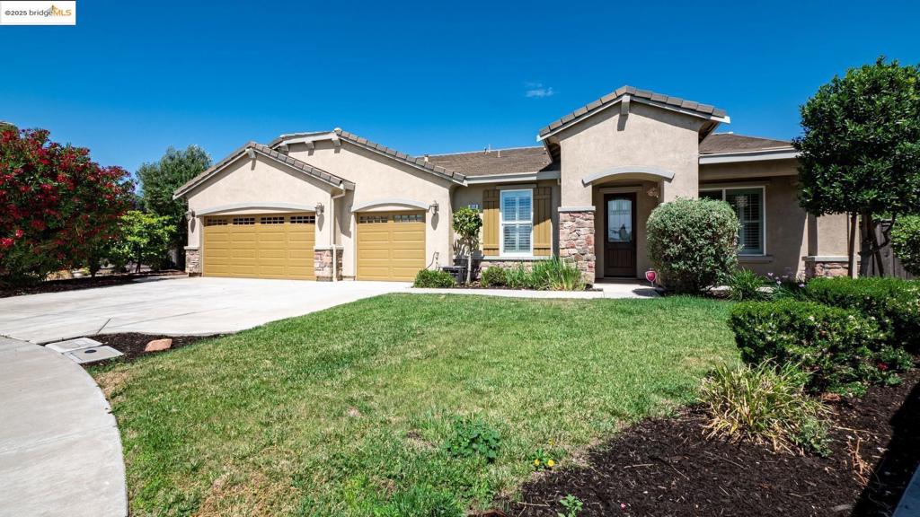 A property available for sale at 858 Pathfinder CT, Oakley, CA 94561.