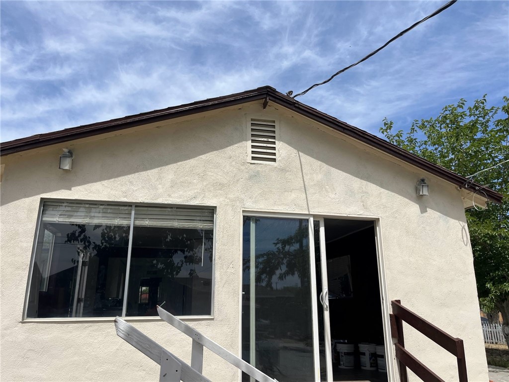 A property available for sale at 322 S 8th Street, Taft, CA 93268.