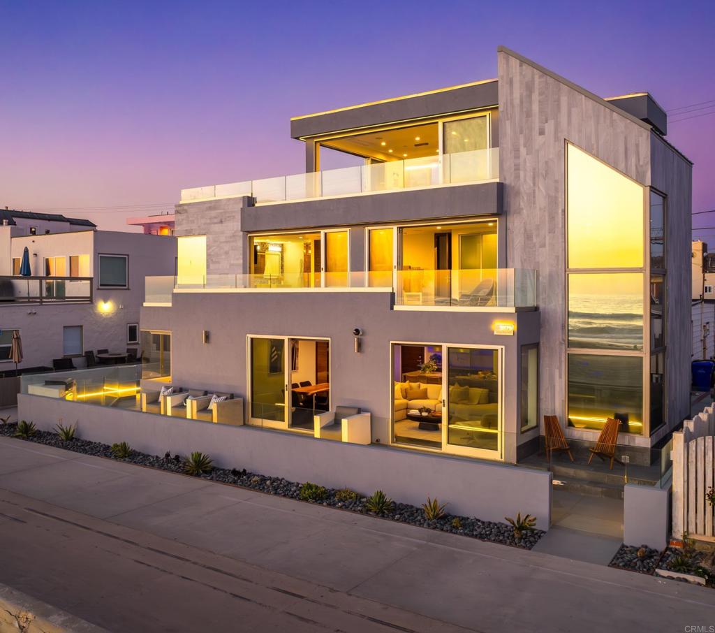 A property available for sale at 3879 Ocean Front Walk, San Diego, CA 92109.