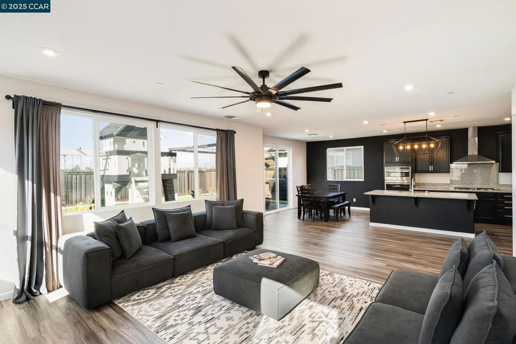 A property available for sale at 9603 Del Seis Dr, Sacramento, CA 95829.