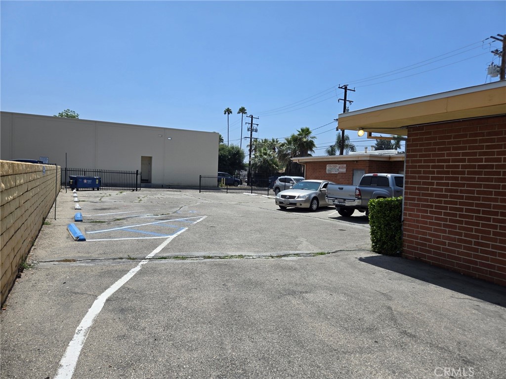 A property available for sale at 418 San Fernando Mission Boulevard, San Fernando, CA 91340.