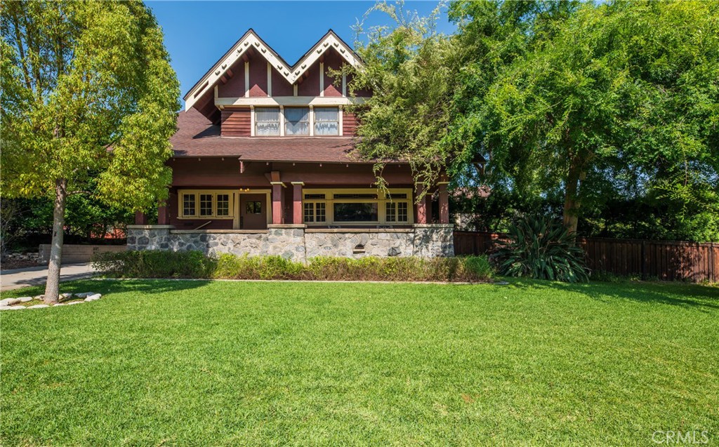 A property available for sale at 208 Highland Place, Monrovia, CA 91016.