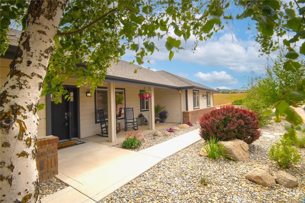 A property available for sale at 26700 Skyline Drive, Tehachapi, CA 93561.