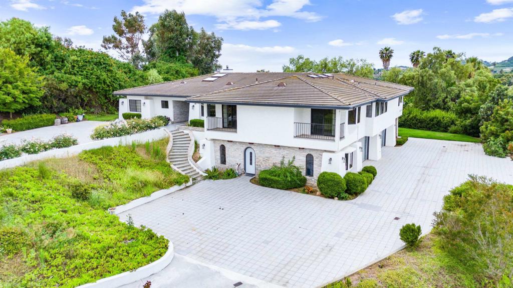 A property available for sale at 19 Gateview Drive, Fallbrook, CA 92028.