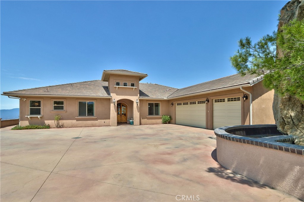A property available for sale at 42405 Rolling Hills Drive, Aguanga, CA 92536.