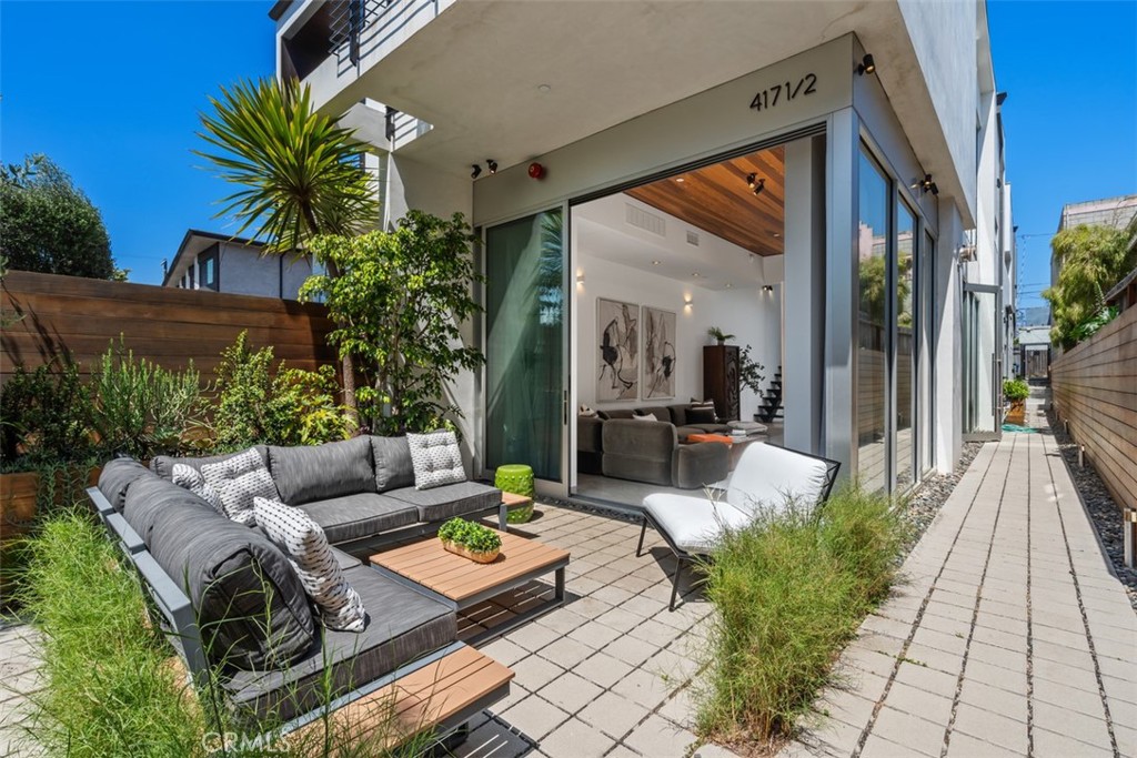 A property available for sale at 417 Sunset Avenue 1.2, Venice, CA 90291.