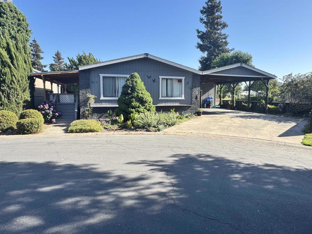 A property available for sale at 14 Blue Teal Ct, Lodi, CA 95242.