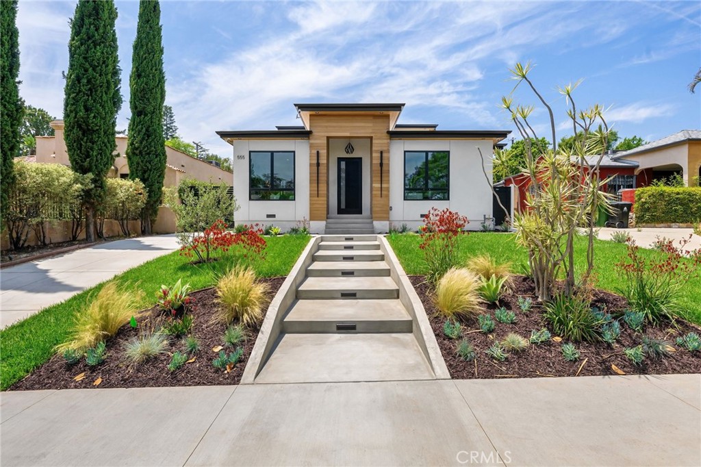 A property available for sale at 555 N Plymouth Boulevard, Hancock Park, CA 90004.